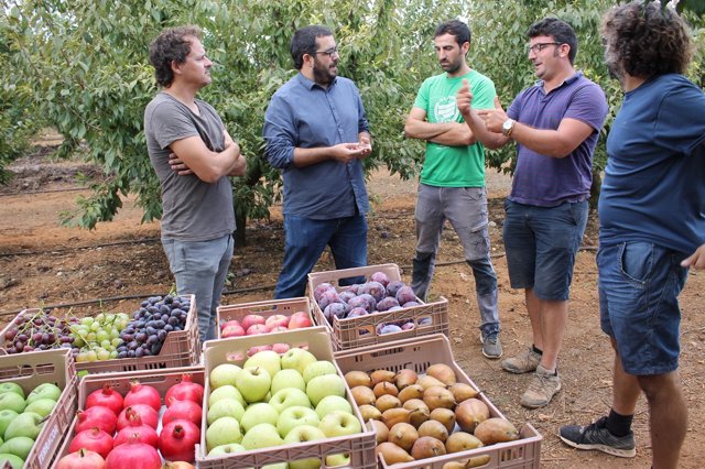 El conseller Vidal hablando de frutas y hortalizas