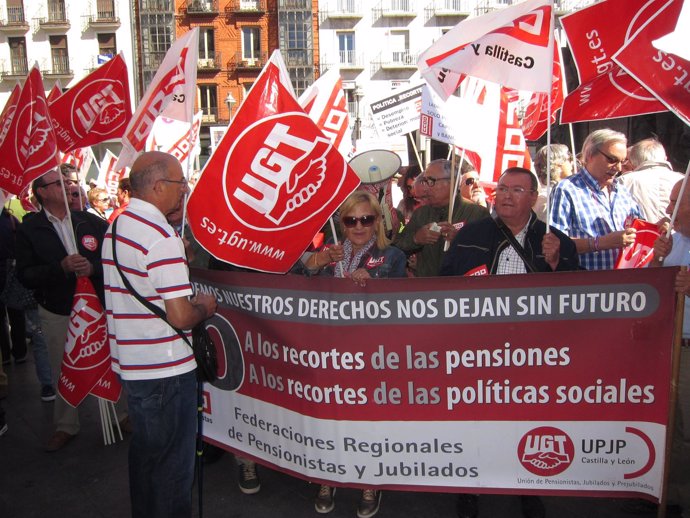 Concentración de las secciones de Pensionistas de los sindicatos CCOO y UGT. 