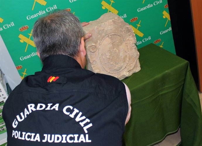 Agente con el escudo