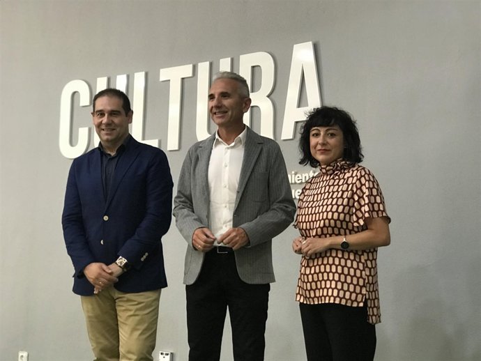 El consejero de Cultura, junto a José Luis Ramos y Elena Tobar. 
