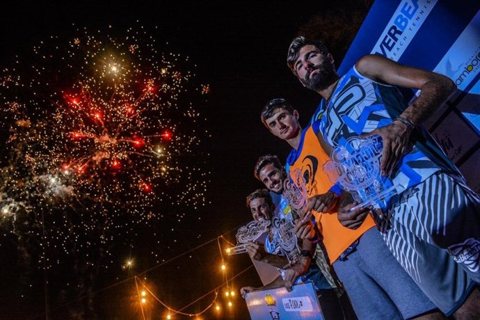 El podio del torneo de tenis playa de Ecuador. Ramos,el segundo por la izquierda