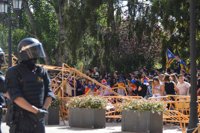 Unos mil estudiantes tumban vallas de seguridad en la Subdelegación del Gobierno en Lérida en la manifestación del 1-O