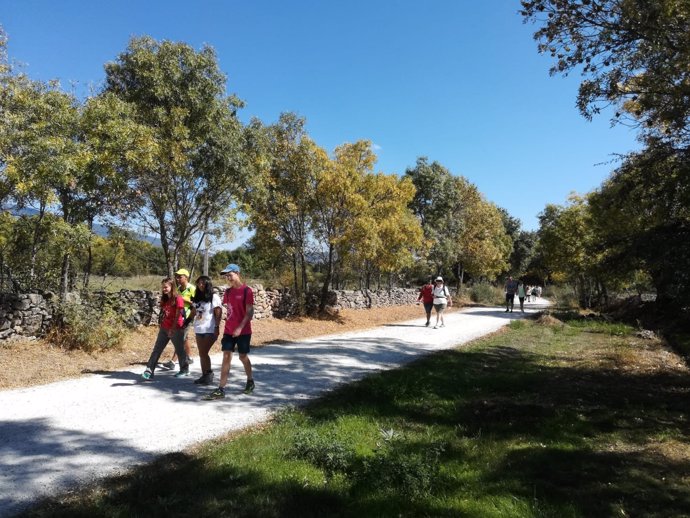 Voluntarios de Mutua Madrileña comparten una jornada de senderismo con personas 