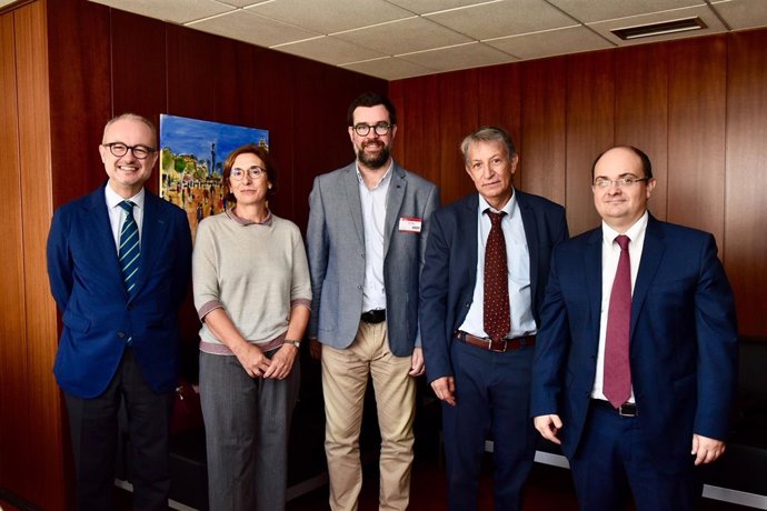 El alcalde de Palma, Antoni Noguera (centro), visita las oficinas de TMB