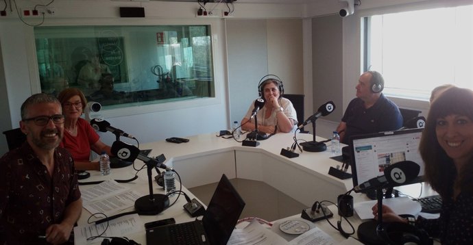 Programa 'Al Ras' d'À Punt en un dels nous estudis de ràdio