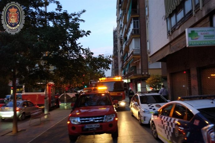 Dispositivo para sofocar un fuego iniciado en una cocina