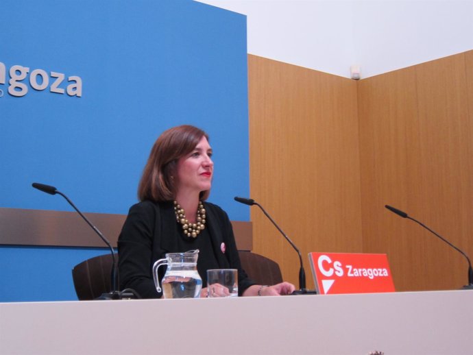La portavoz de Cs, Sara Fernández, en rueda de prensa en el Ayuntamiento