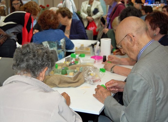 Gente mayor realizando actividades