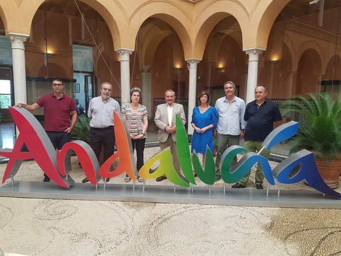 Alcalde (centro) en la presentación de actividades