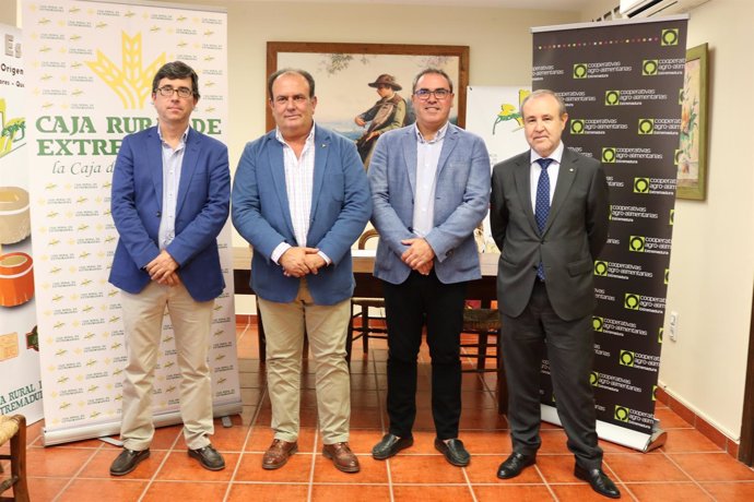 Autoridades en la firma entre Caja Rural de Extremadura y cooperativas