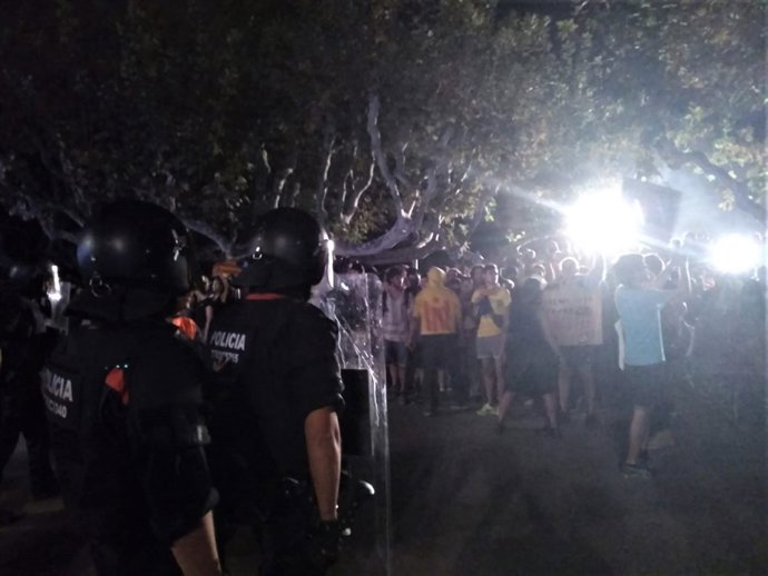 Tensió al final de la manifestació de el 1-O, davant el Parlament