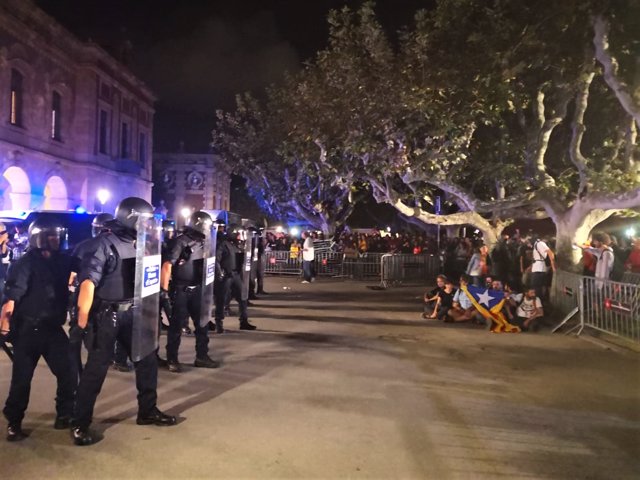 Via Laietana tras los disturbios tras la manifestación del 1-O en Barcelona