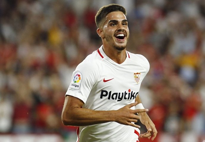 André Silva celebra un gol con el Sevilla