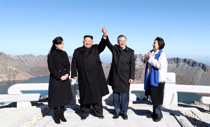 Kim Jong Un y Moon Jae In en el monte Paektu
