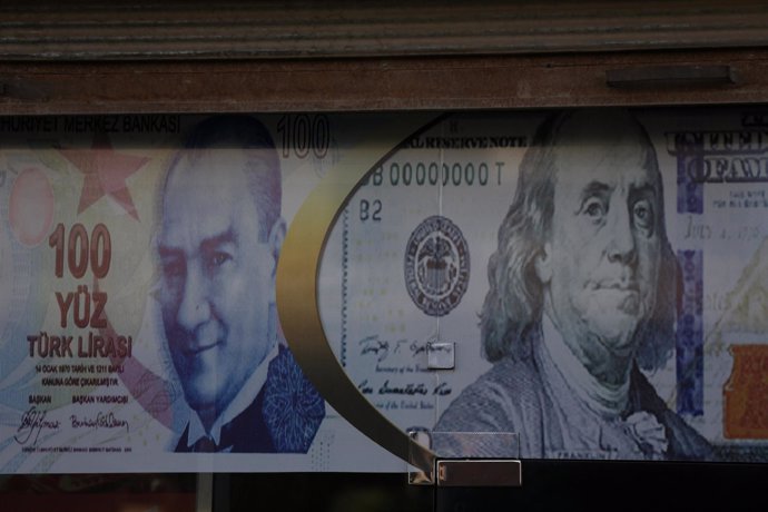 Cartel con imágenes de un dólar y una lira turca