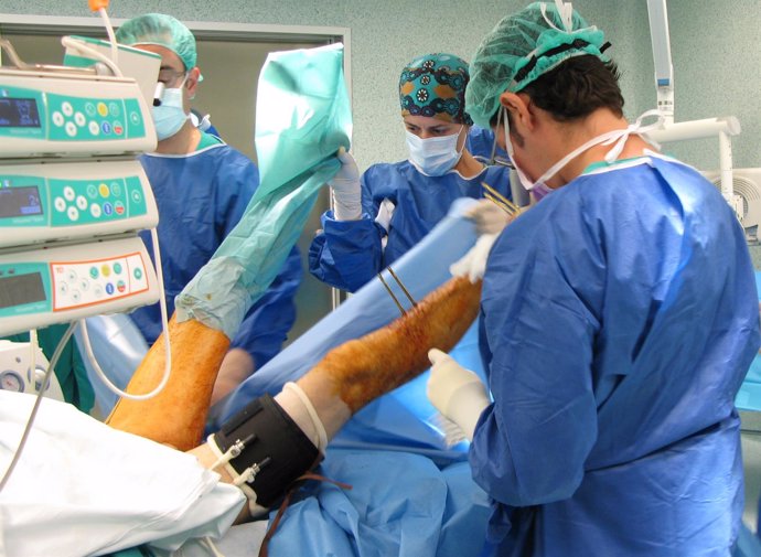 Cirujanos operando a un paciente