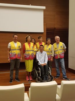 Voluntarios de Madrid con chalecos diseñados por Ágata Ruiz de la Prada