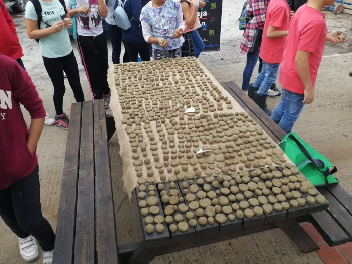 Escolares participan en talleeres de creación de Bombas de semillas
