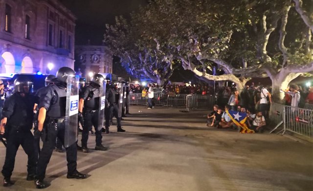 Tensió al final de la manifestació del primer aniversari de l'1-O