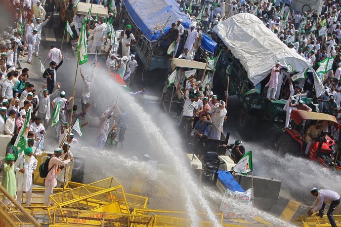 La Policía india disuelve una protesta de agricultores en Nueva Delhi