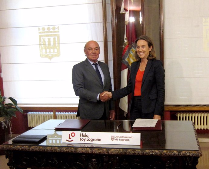 Gamarra y García Calzada, tras firmar el convenio                         