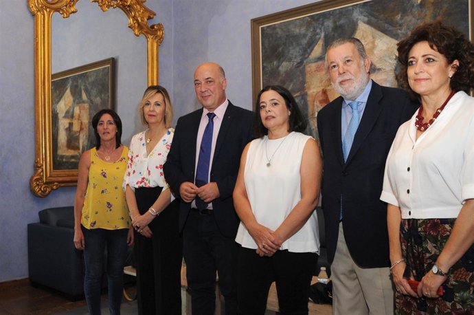 El presidente de la Diputación (centro), en la toma de posesión de funcionarios