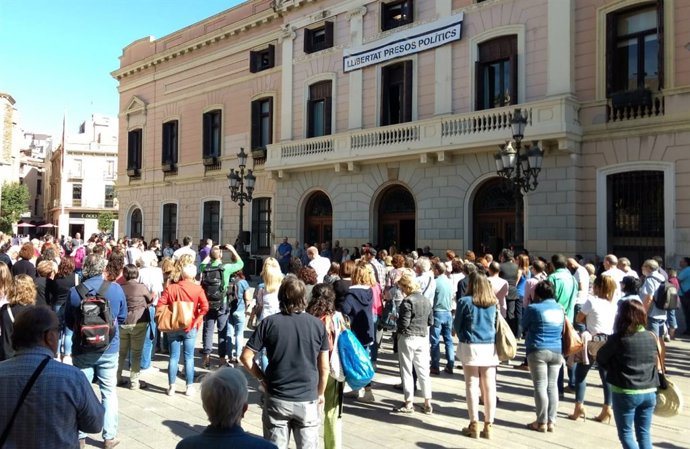 Minuto de silencio en la plaza Sant Roc de Sabadell por el menor muerto