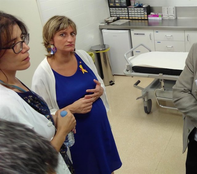 ARCHIVO/ La consellera Alba Vergés en una visita al CAP La Mina