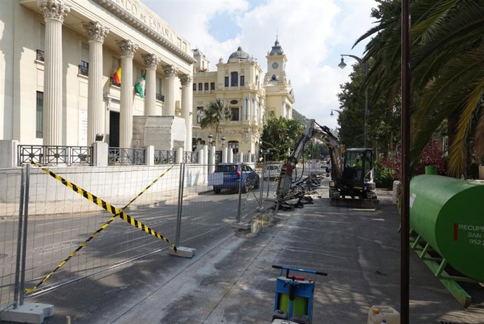 Obras de EMasa en avenida Cervantes de Málaga                        