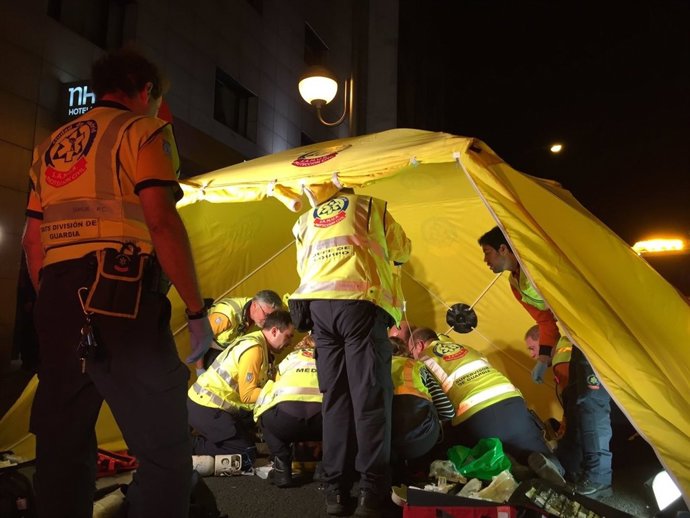 Sanitarios del Samur-Protección Civil atienden al joven herido