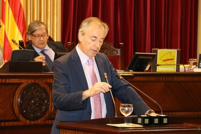Vicent Serra durante el debate de la PNL