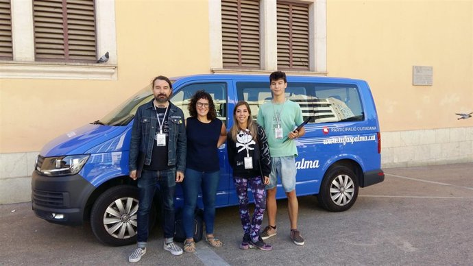 Furgoneta de encuestas sobre fiestas de Sant Sebastià