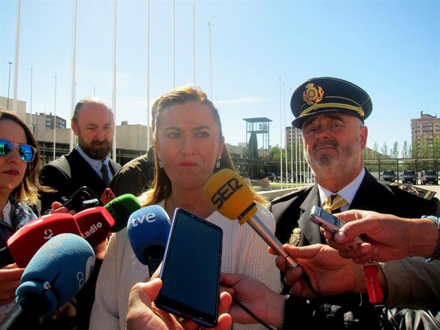 La delegada y el jefe superior de policía.                       