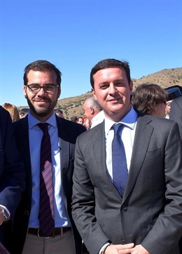El alcalde de Enix, Álvaro Izquierdo, junto al vicepresidente de la Diputación.