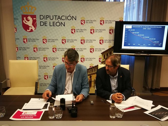 Martínez Majo (I) durante la rueda de prensa