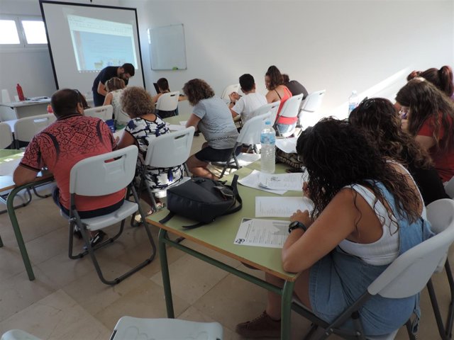 Un grupo de jóvenes se forma en Gérgal en el sector del turismo astronómico.