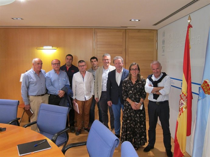 La conselleira de Infraestruturas, Ethel Vázquez, con el sector del taxi     