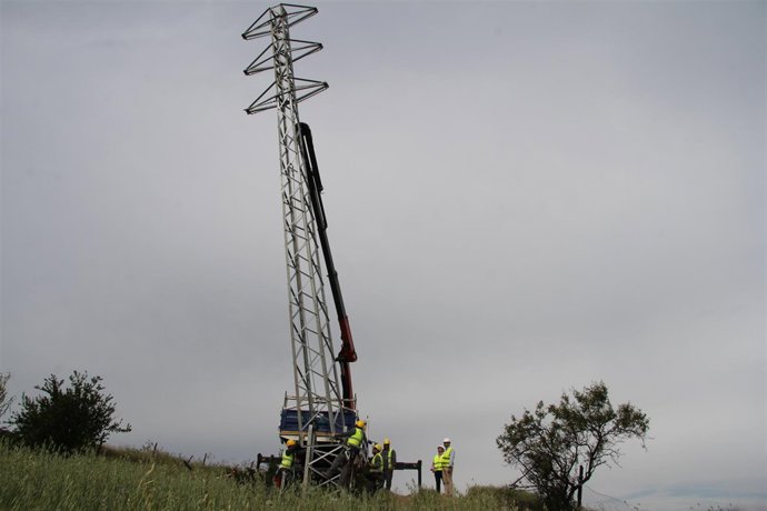 Colocación de torreta torre de media tensión abastecer al hospital del guadalhro