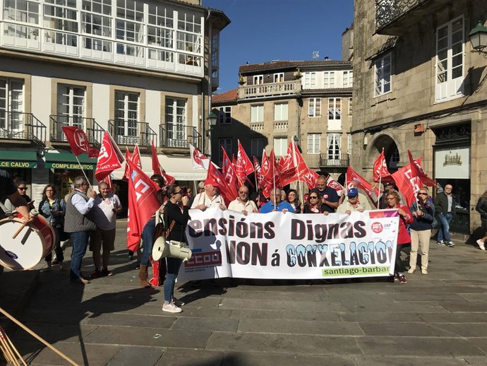 Concentración en defensa de las pensiones convocada por UGT y CCOO en Santiago