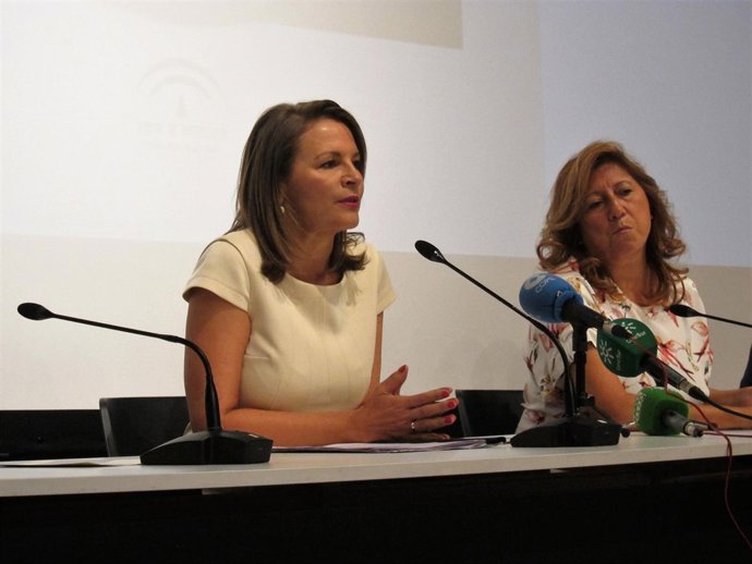 Ana Cobo (i), junto a la delegada de Cultura, Turismo y Deporte, Pilar Salazar.