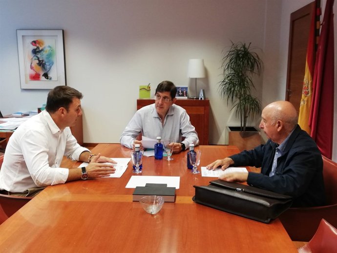 Villegas, en el centro, curante el encuentro