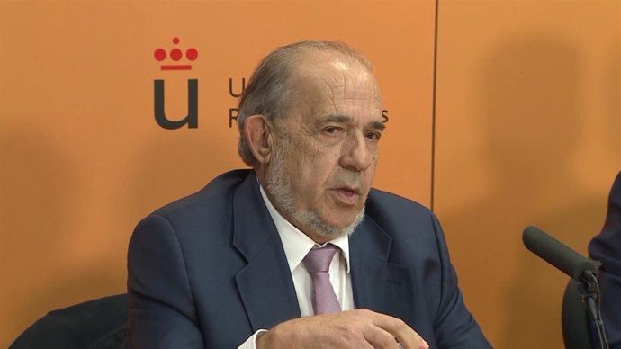 El catedrático Enrique Álvarez Conde durante una rueda de prensa