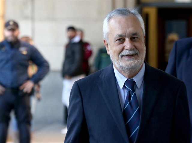Griñán, en una imagen de archivo llega a la Audiencia para el juicio por los ERE