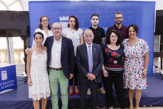 Los siete nuevos funcionarios interinos, tras el acto de toma de posesión.