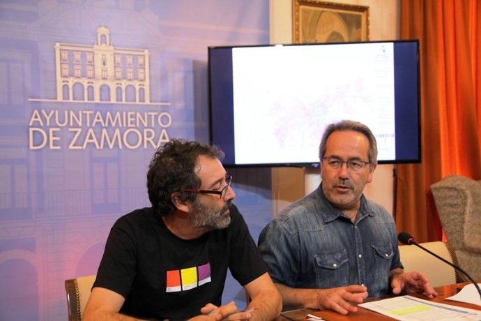 El alcalde (dcha), tras la Junta de Gobierno. 