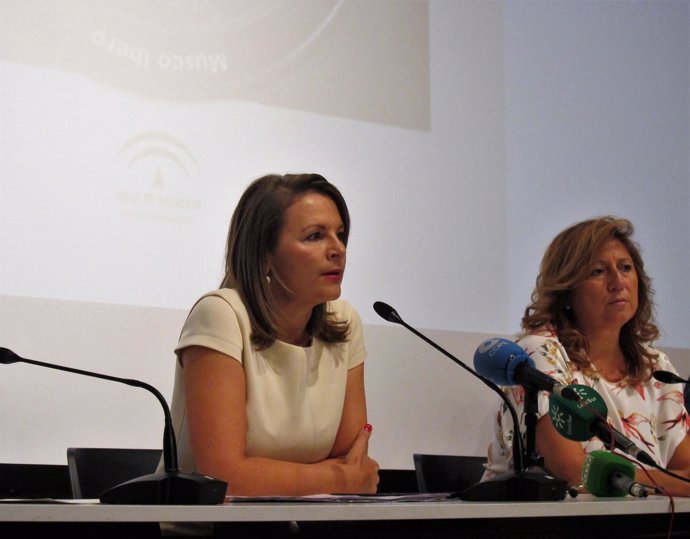Ana Cobo, junto a la delegada de Cultura, Turismo y Deporte, Pilar Salazar.