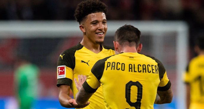 El inglés Jadon Sancho celebra un gol con Paco Alcácer en el Borussia Dortmund