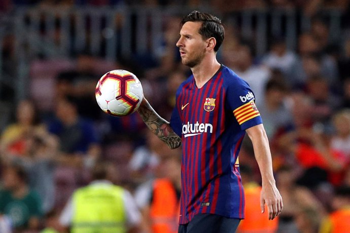 Lionel Messi con el balón en la mano
