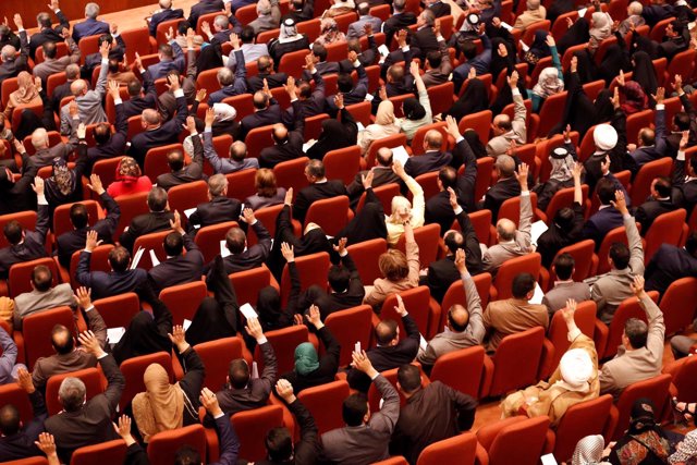 Miembros del parlamento iraquí votan sobre el nuevo gobierno de Irak