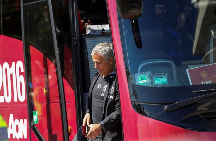 José Mourinho saliendo de un autobús
